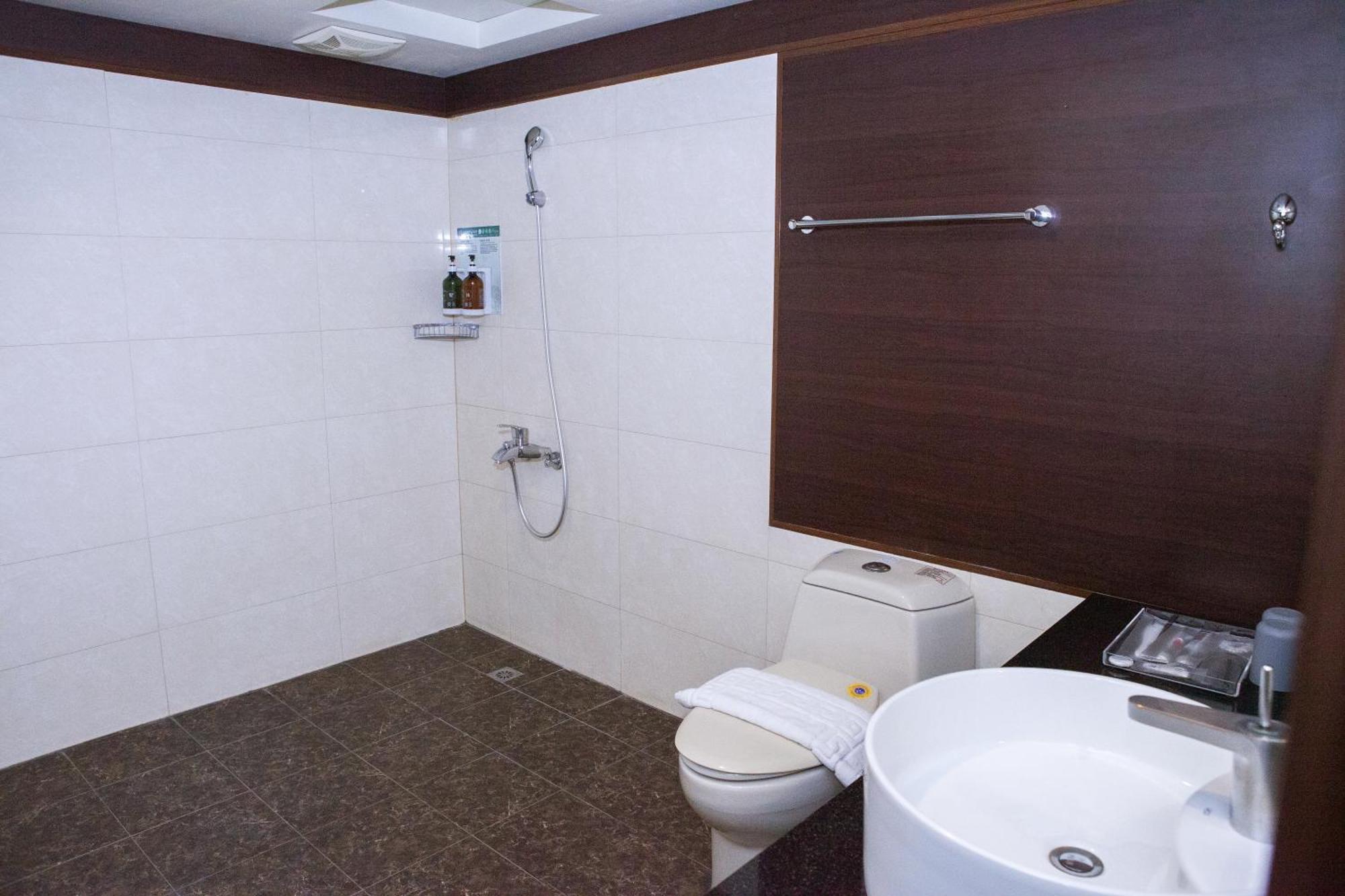 Yuai Fu Hao Hotel Taizhong Zewnętrze zdjęcie